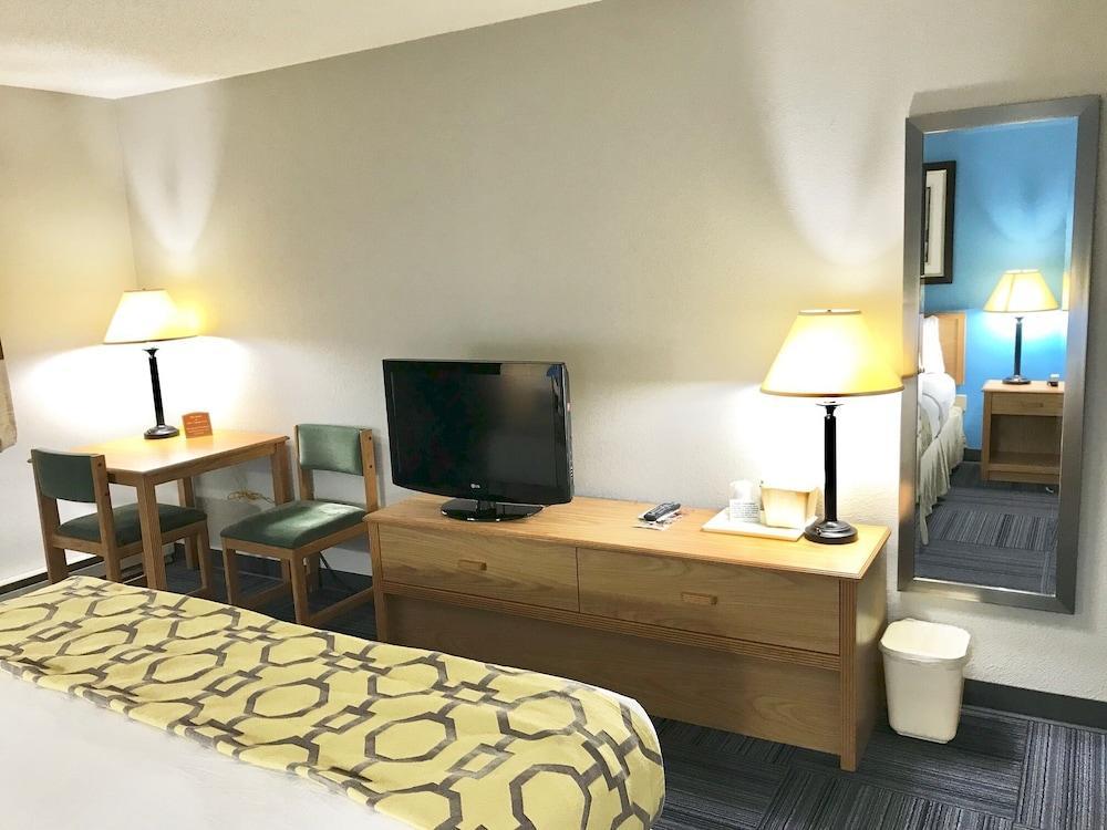 Baymont By Wyndham Marinette Hotel Exterior photo