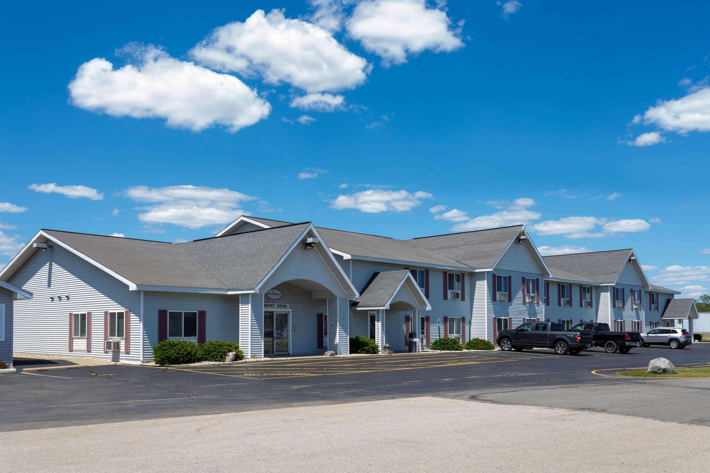 Baymont By Wyndham Marinette Hotel Exterior photo