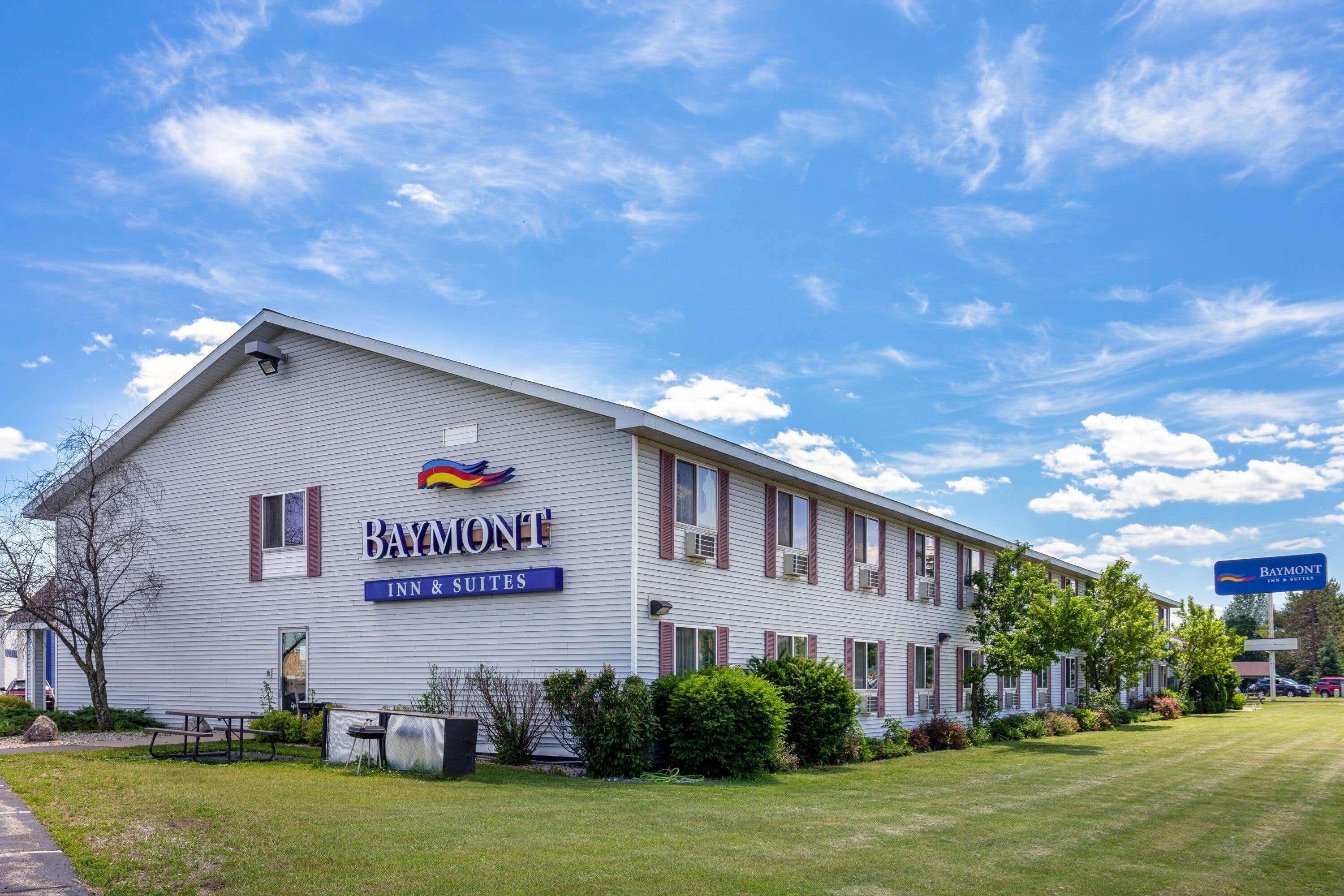 Baymont By Wyndham Marinette Hotel Exterior photo