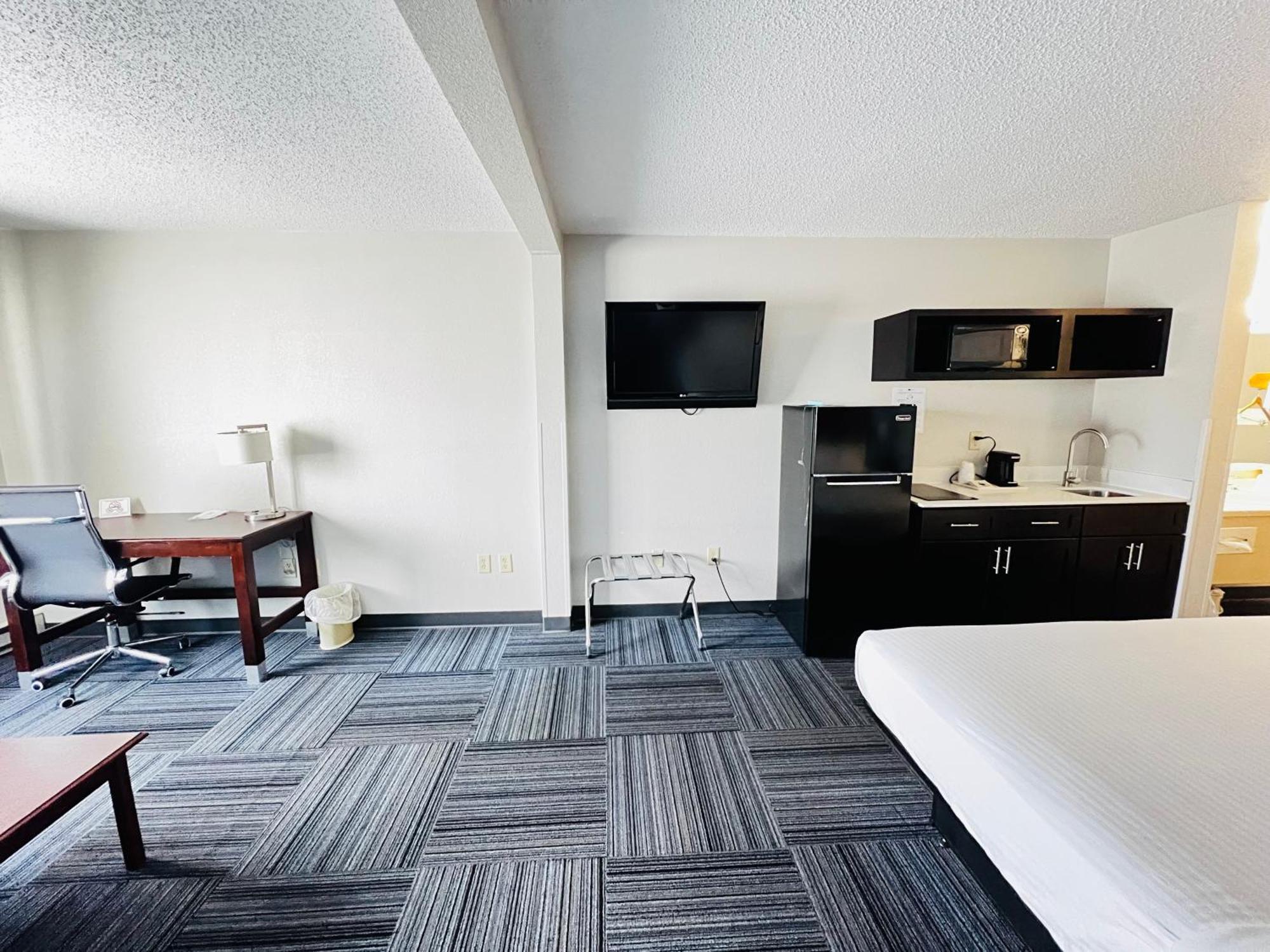 Baymont By Wyndham Marinette Hotel Exterior photo