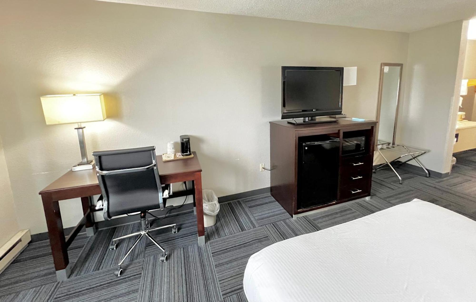 Baymont By Wyndham Marinette Hotel Exterior photo