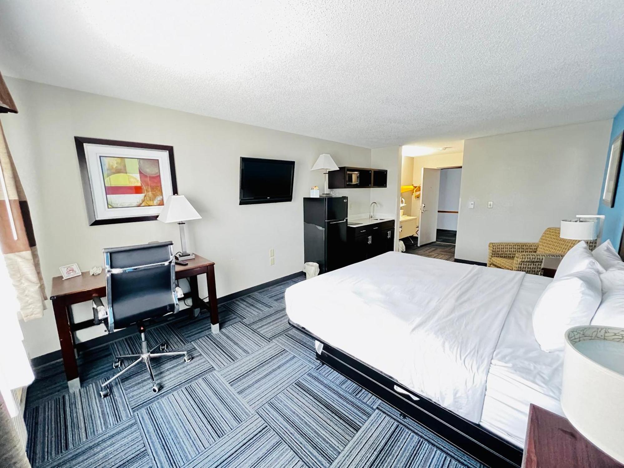 Baymont By Wyndham Marinette Hotel Exterior photo