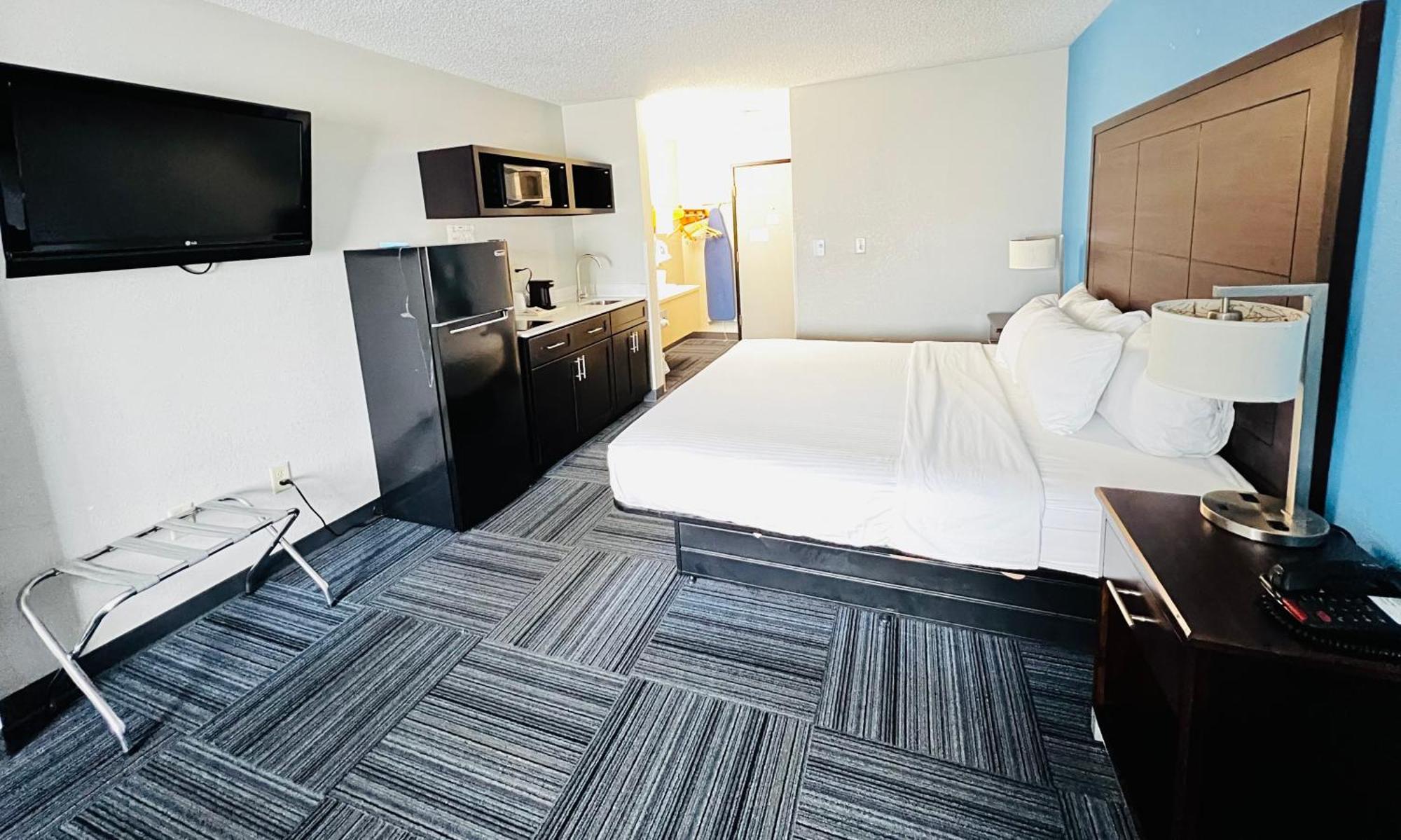 Baymont By Wyndham Marinette Hotel Exterior photo