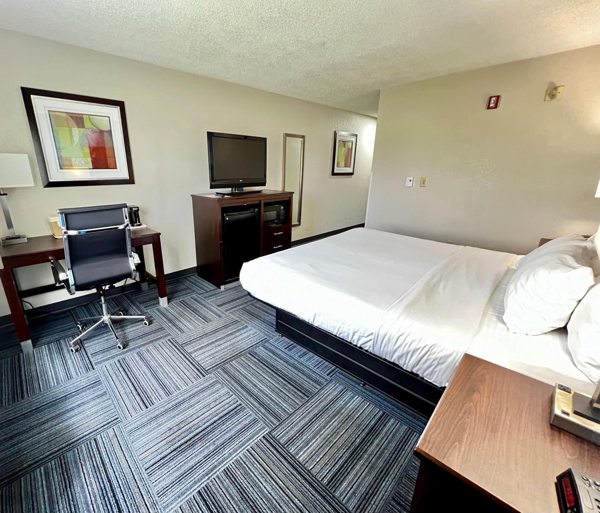 Baymont By Wyndham Marinette Hotel Exterior photo