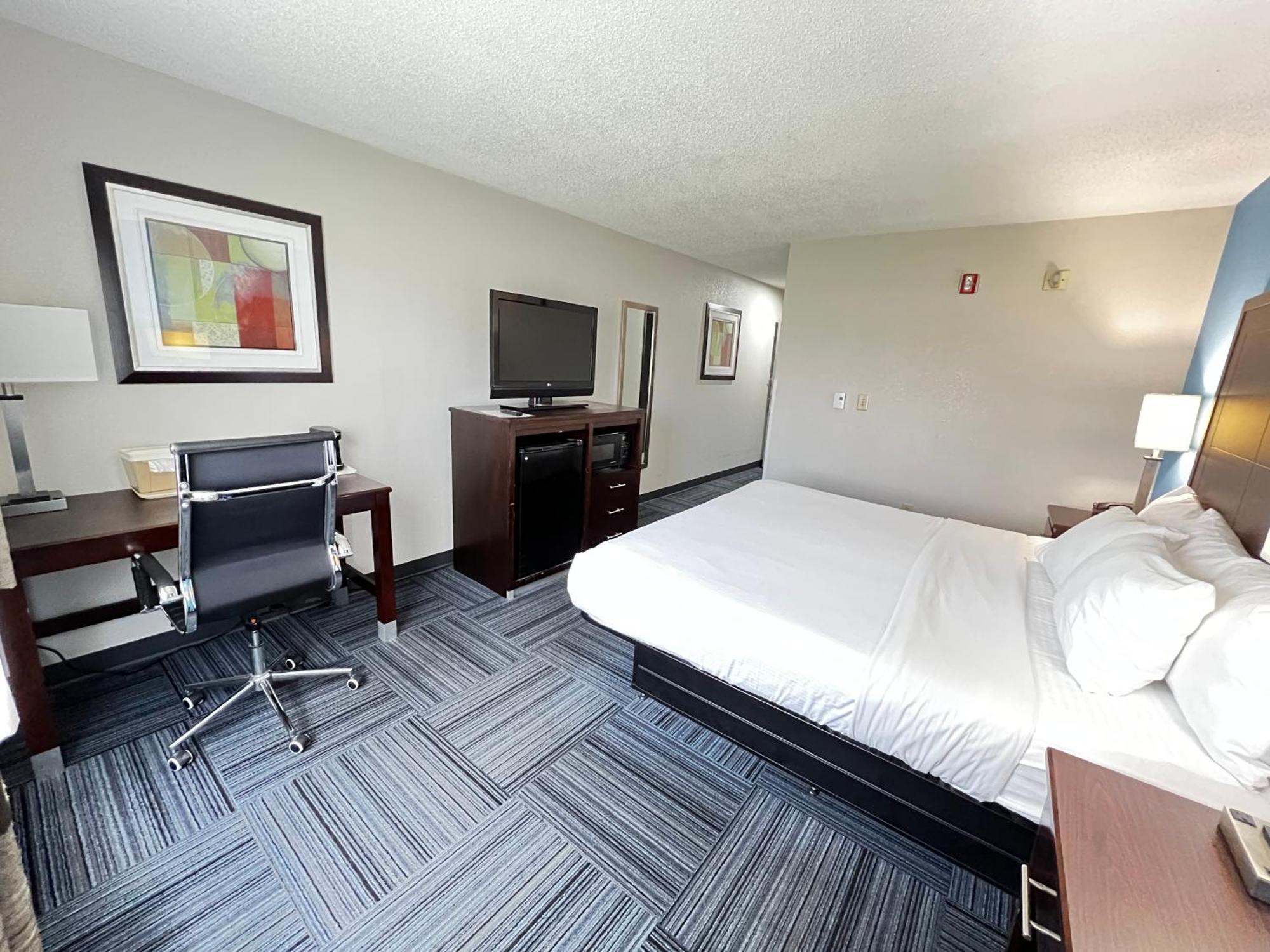 Baymont By Wyndham Marinette Hotel Exterior photo