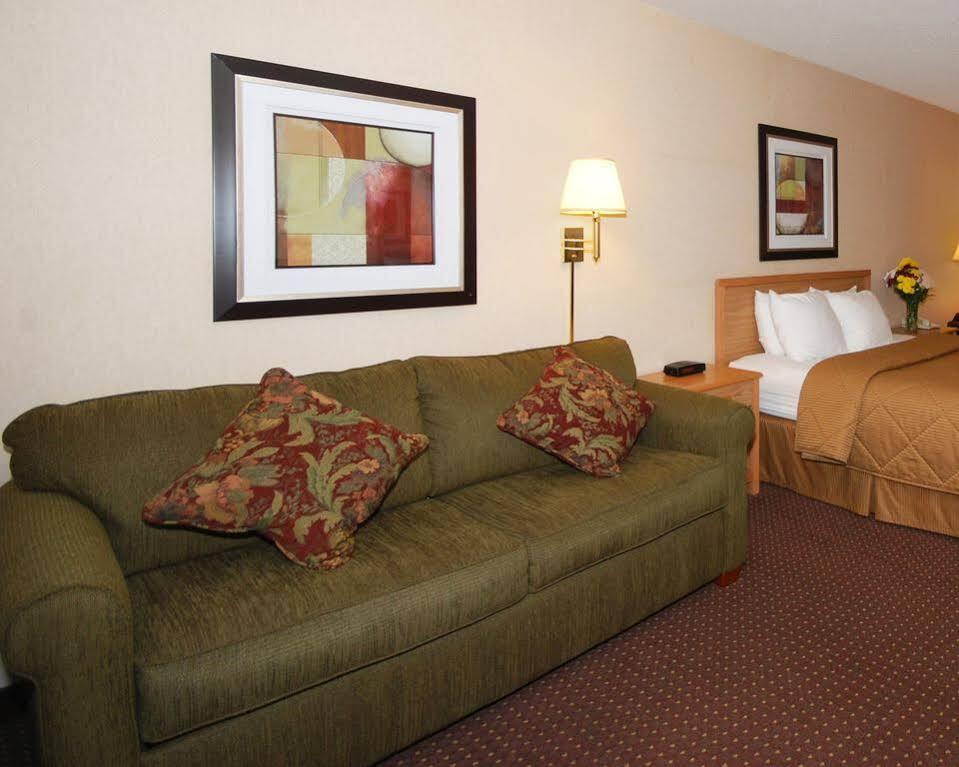 Baymont By Wyndham Marinette Hotel Exterior photo