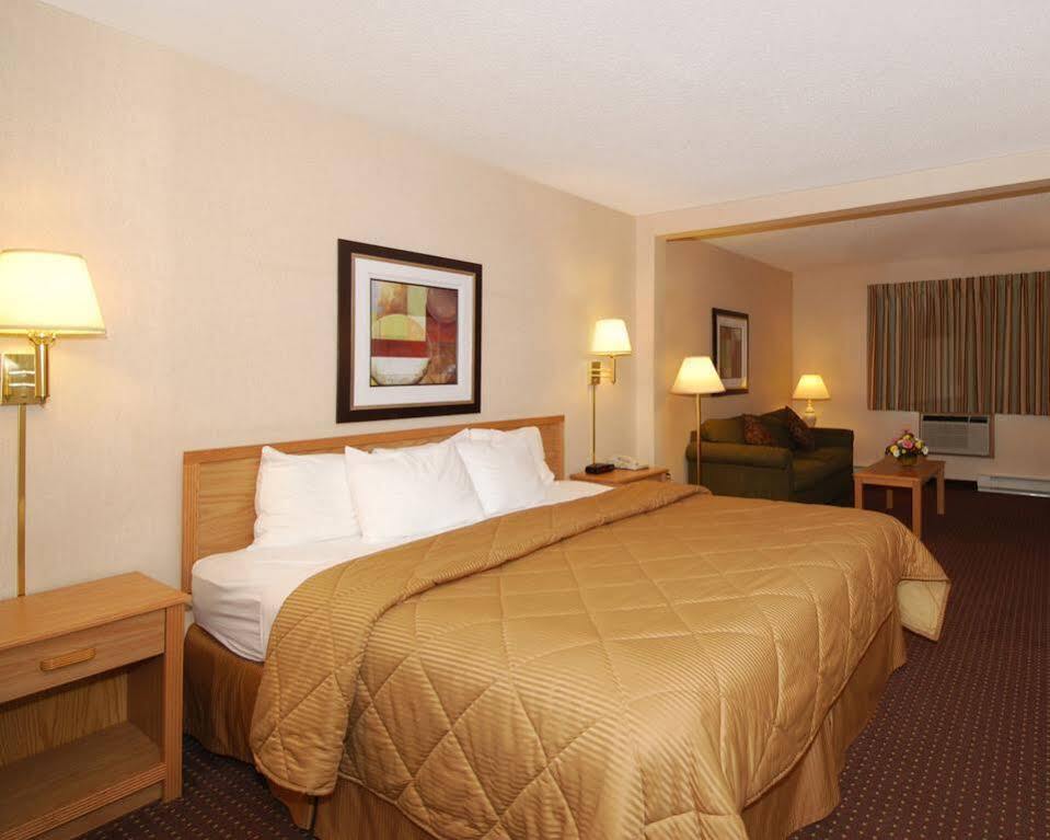 Baymont By Wyndham Marinette Hotel Exterior photo